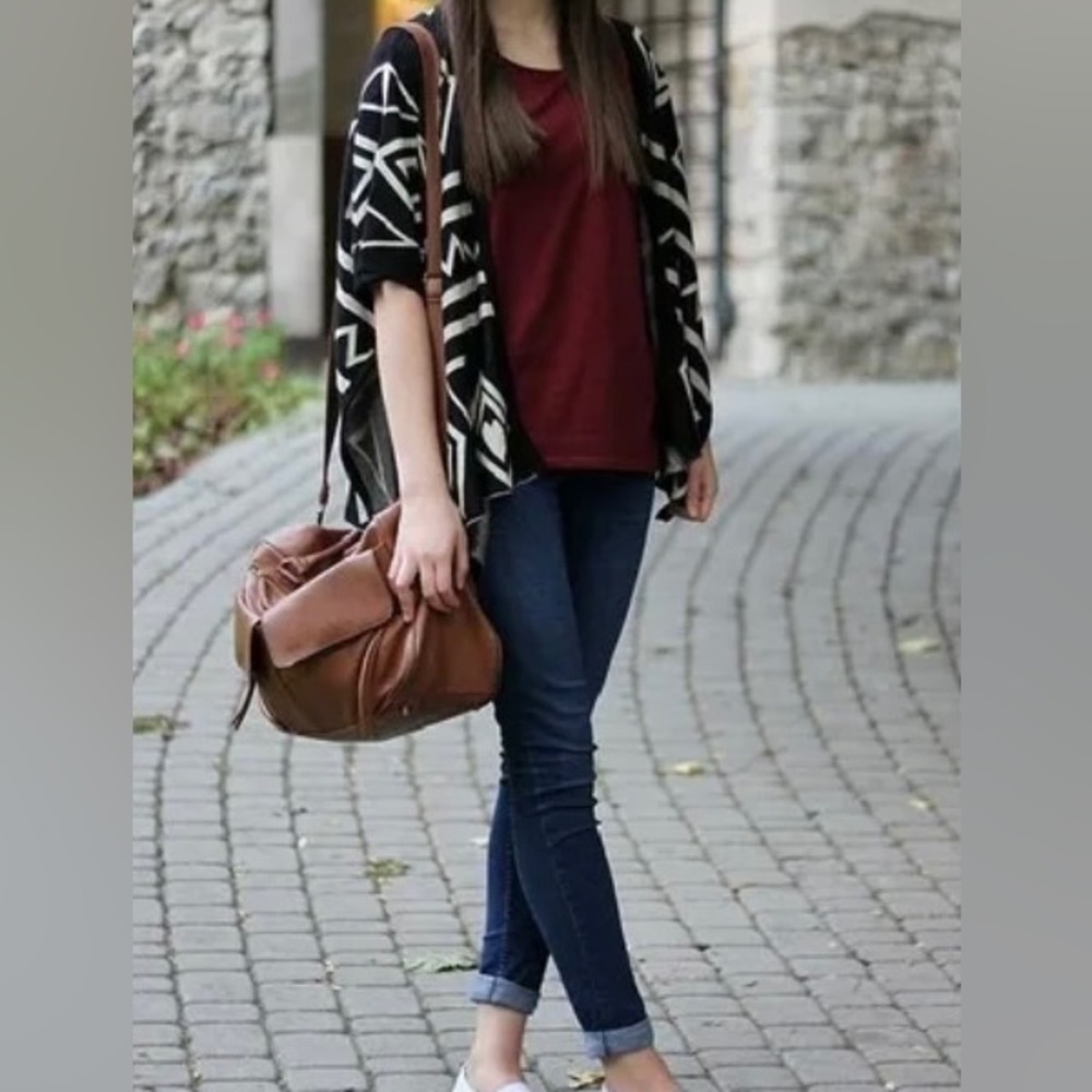 Oversized Aztec Geometry Print Knitted Cardigan. Women’s Size Medium.